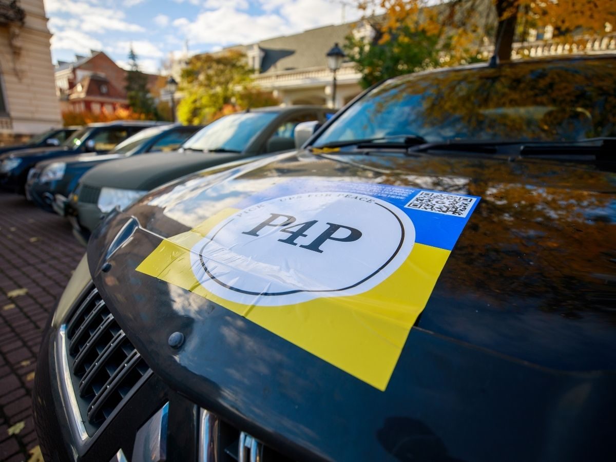 Rij voertuigen met het logo van Pickups for Peace